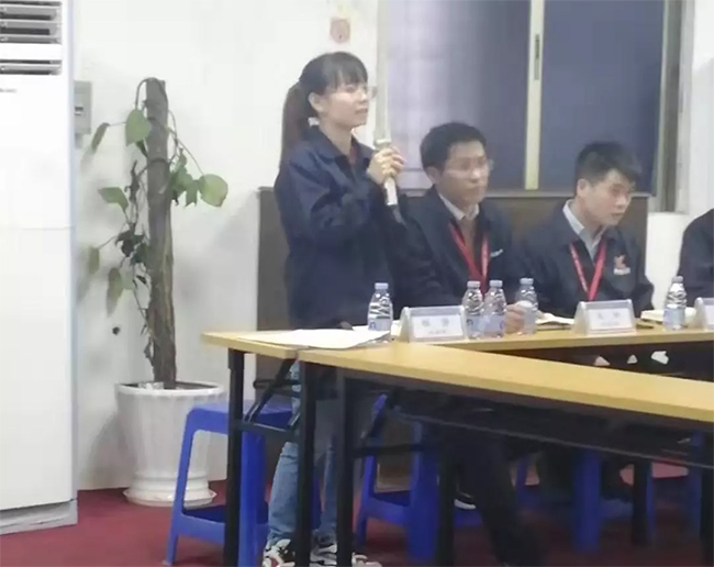 各部門負(fù)責(zé)人依次發(fā)言，介紹自己在管理中遇到的困惑，直面問題